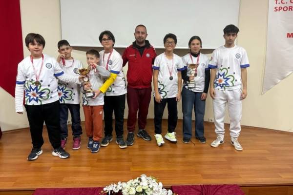 Büyükşehir Sporcularından Satrançta Çifte Başarı