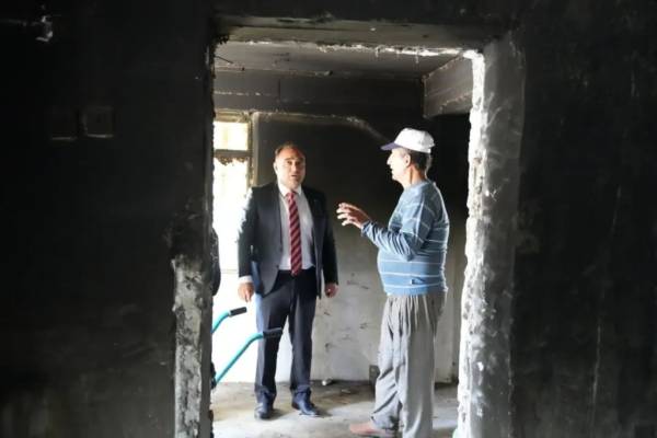 Başkan Akdenizli Evi Yanan Aileyi Ziyaret Etti