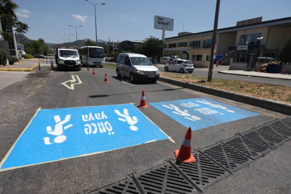 Büyükşehir, 13 İlçede Trafik Güvenliği İçin Yol Çizgi Çalışmalarını Sürdürüyor