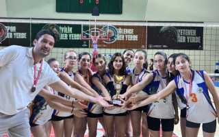 Büyükşehir Belediyesi Voleybol Takımlarından Çifte Başarı