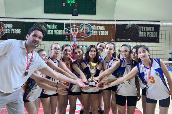 Büyükşehir Belediyesi Voleybol Takımlarından Çifte Başarı