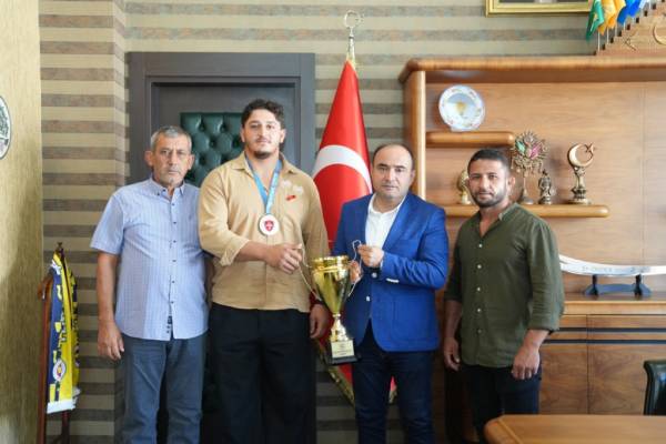 Dualı Çayırların Şampiyonu Ve Atom Karıncasından Başkan Akdenizli’ye Ziyaret